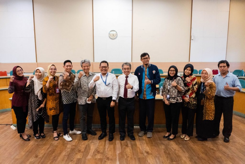 Tim eCampuz dan KJM UGM berfoto bersama kedua narasumber