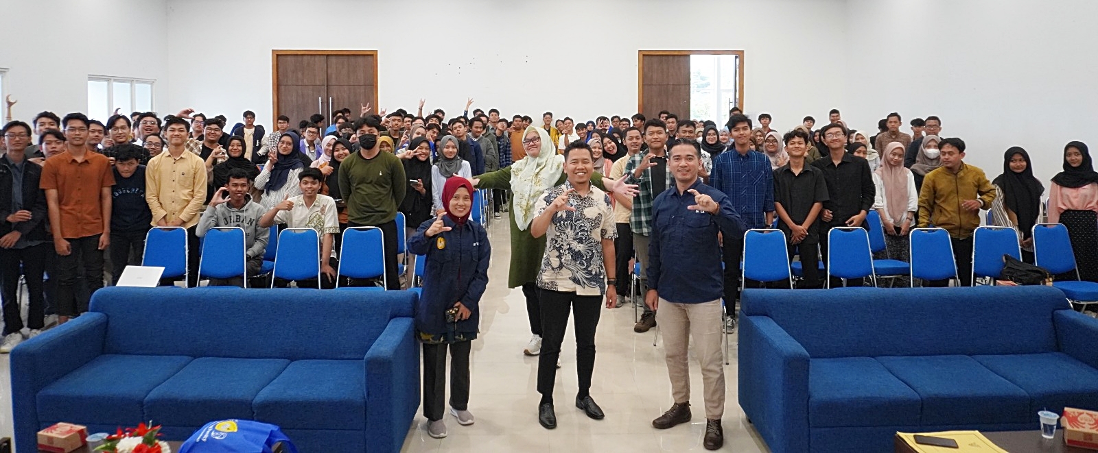 Kuliah Tamu: Manajemen Proyek Informatika Bersama CEO eCampuz_all