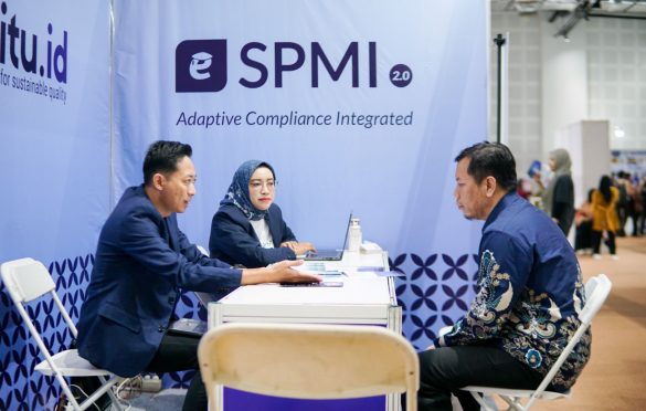 Waskito Zamani dan Dian Utari berdiskusi bersama pengunjung dari salah satu perguruan tinggi.