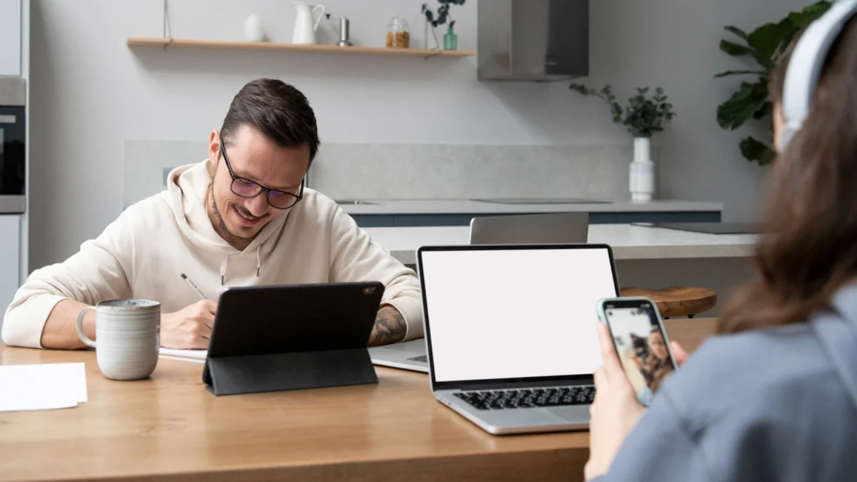 Sistem Informasi E-Learning untuk Pembelajaran Jarak Jauh dan Hybrid Learning
